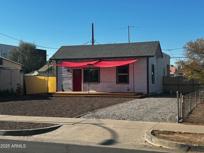 property at 918 E Polk St