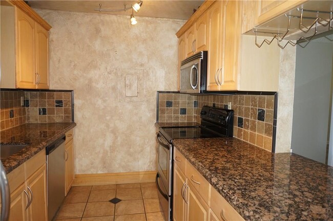 151 Lakeview Dr, Unit #103 in Weston, FL - Building Photo - Building Photo