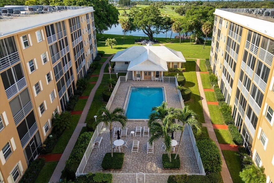 304 Golfview Rd, Unit 4050 in North Palm Beach, FL - Building Photo