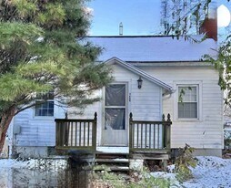 7489 Jefferson St in Adrian, MI - Building Photo