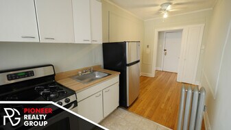 544 W Surf St, Unit 2W in Chicago, IL - Building Photo - Building Photo