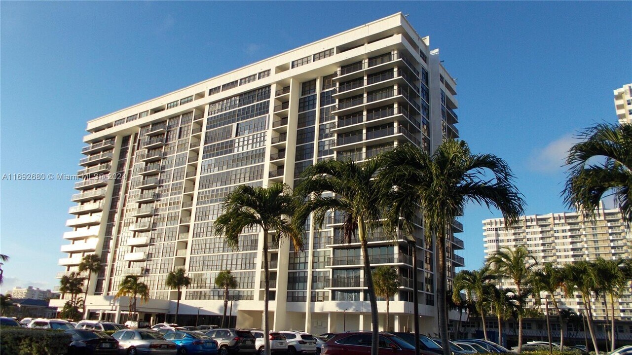 2017 S Ocean Dr, Unit #508 in Hallandale Beach, FL - Foto de edificio