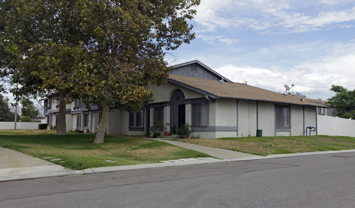 16840 Village Ln in Fontana, CA - Building Photo