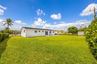 8801 SW 17th St in Miami, FL - Building Photo - Building Photo