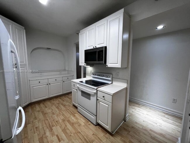 10700 NW 66th St, Unit 411 in Doral, FL - Building Photo - Building Photo