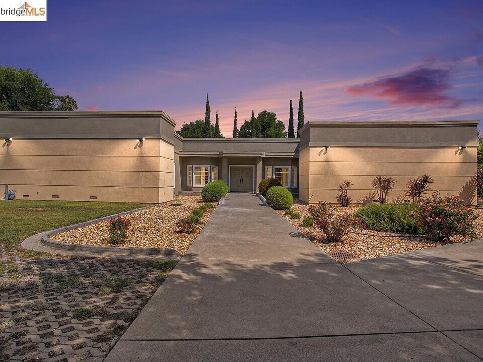 3431 Balfour Rd in Brentwood, CA - Foto de edificio