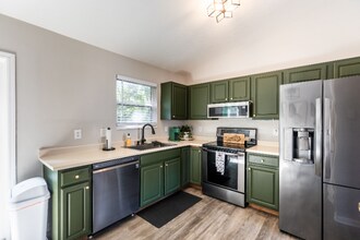 868 Virginiabradford Ct in Elsmere, KY - Foto de edificio - Building Photo