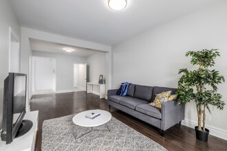 4560 Sainte-Catherine in Montréal, QC - Building Photo - Interior Photo