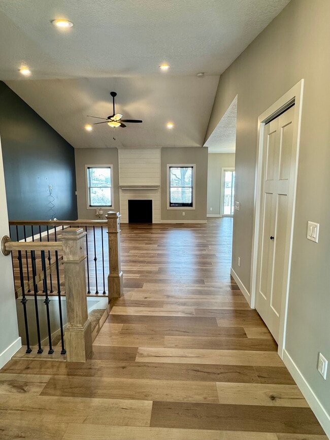 706 Foret Mansur in Carbon Cliff, IL - Foto de edificio - Building Photo