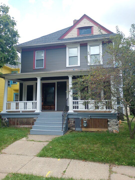 136 Frelinghuysen Ave in Battle Creek, MI - Building Photo