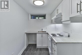 880 College St in Toronto, ON - Building Photo - Building Photo