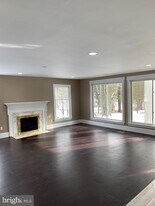 204 Donmore Dr in Great Falls, VA - Building Photo