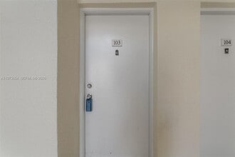 9735 Fontainebleau Blvd in Miami, FL - Building Photo - Building Photo