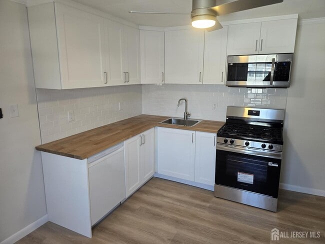 633 Linden Ave in Woodbridge Township, NJ - Building Photo - Building Photo