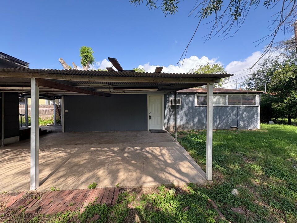 123 Harwood Dr in San Antonio, TX - Foto de edificio