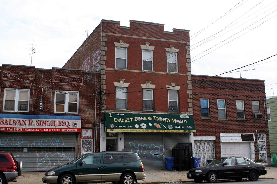 1654 Castle Hill Ave in Bronx, NY - Building Photo