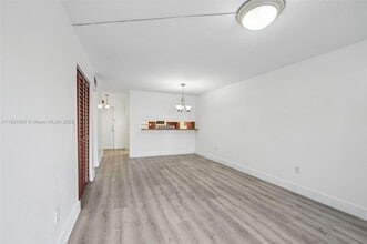 145 SW 30th Ct, Unit 108B in Miami, FL - Building Photo - Building Photo