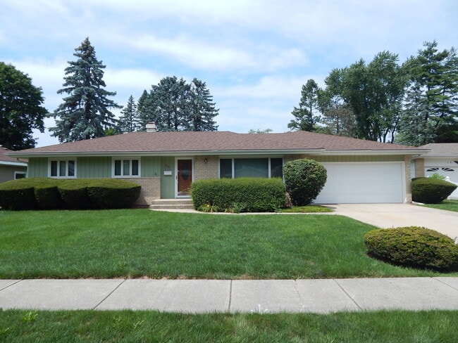 1608 Martha Dr in Elgin, IL - Building Photo - Building Photo