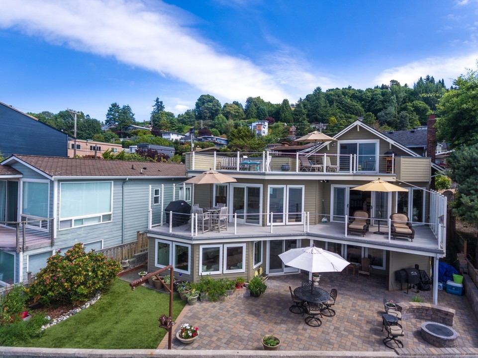 Alki Waterfront Duplex in Seattle, WA - Foto de edificio