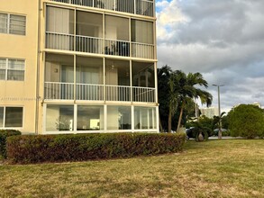 2920 Point E Dr in Aventura, FL - Building Photo - Building Photo