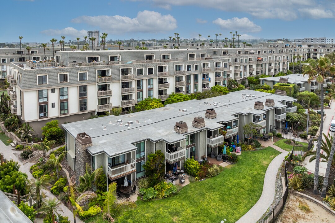 999 N Pacific St in Oceanside, CA - Building Photo