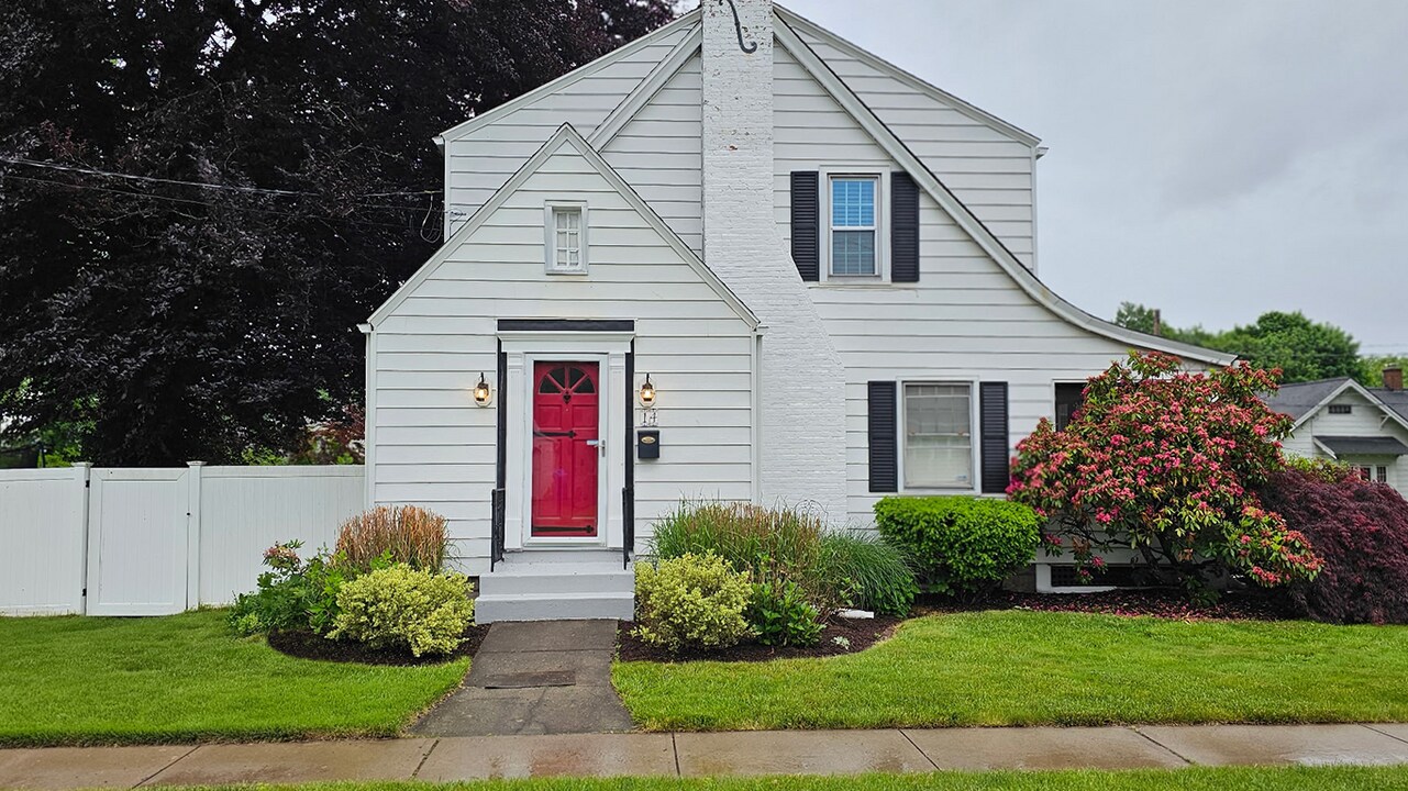 14 John St in Enfield, CT - Building Photo