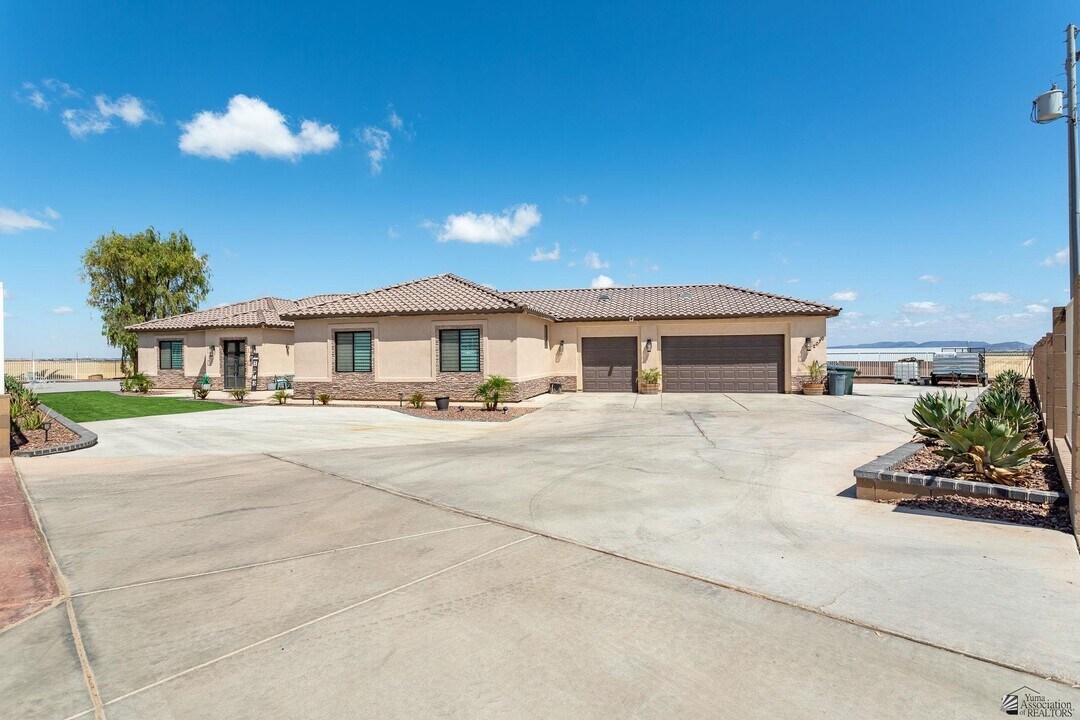 2070 Araby Rd in Yuma, AZ - Building Photo