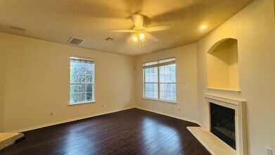 16100 S Great Oaks Dr in Round Rock, TX - Foto de edificio - Building Photo