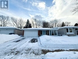 38 Deepdale Dr in Toronto, ON - Building Photo