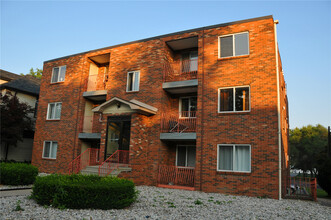 3044 Sandwich St. in Windsor, ON - Building Photo - Building Photo