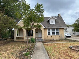 1401 Bolivar St in Denton, TX - Building Photo