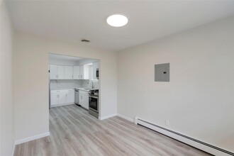 69 Edgewood Rd in Port Washington, NY - Building Photo - Building Photo