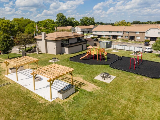 Townhomes at Fairways in Columbus, OH - Building Photo - Building Photo