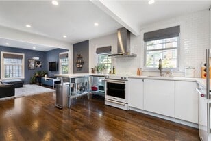 535 20th Ave E, Unit 205 in Seattle, WA - Building Photo