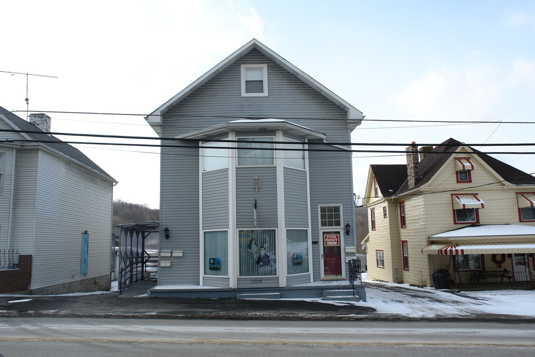 1308 Main St in Burgettstown, PA - Building Photo