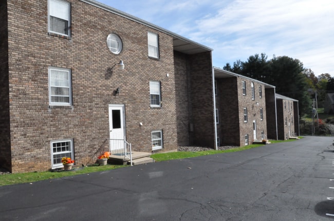 23 Orchard Hills Dr-Unit -F in Boyertown, PA - Building Photo - Building Photo