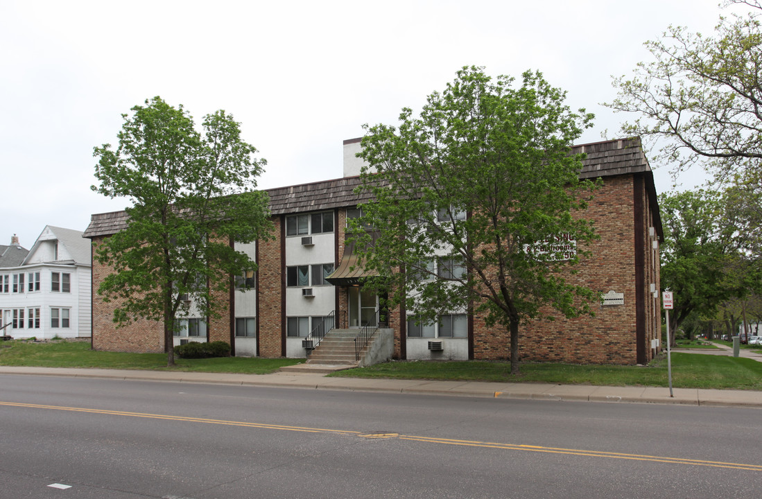 Hennepin Apartments in Minneapolis, MN - Building Photo