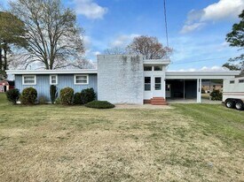 314 W Station St in Mount Olive, NC - Building Photo
