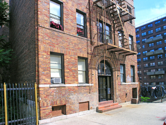 2330 Tiebout Ave in Bronx, NY - Building Photo - Building Photo