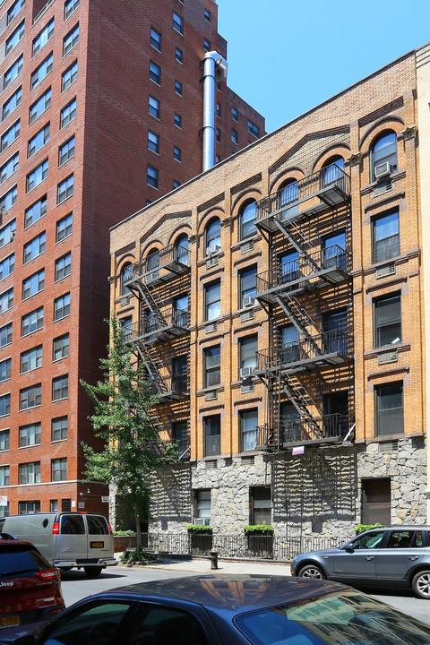 209-211 E 25th St in New York, NY - Building Photo