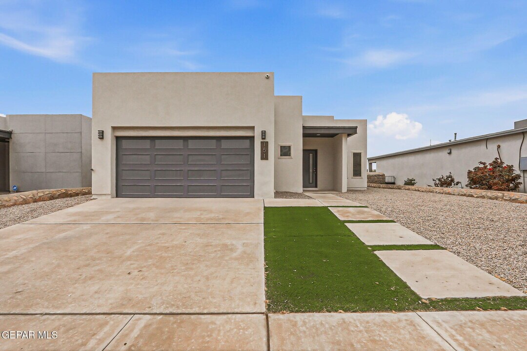 151 N Halstead Dr in Horizon City, TX - Building Photo