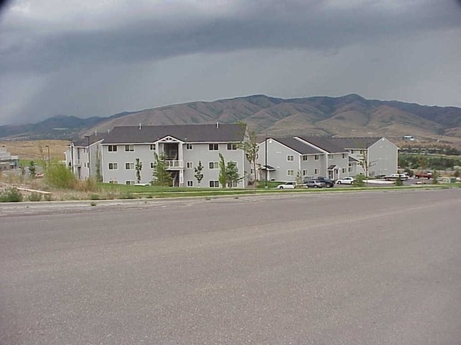 Hillside Village Apartments in Pocatello, ID - Foto de edificio - Building Photo