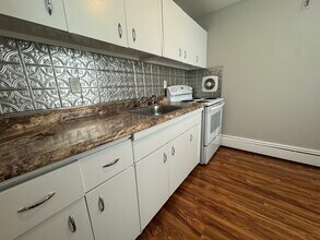 Oakwood Avenue in West Hartford, CT - Foto de edificio - Building Photo