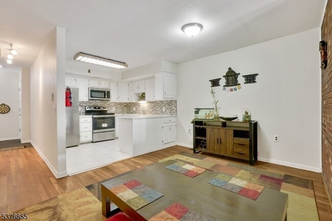 121 Marion Dr in West Orange, NJ - Building Photo - Building Photo
