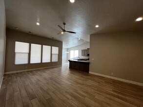 202 W White Pearl Dr in Washington, UT - Building Photo - Building Photo