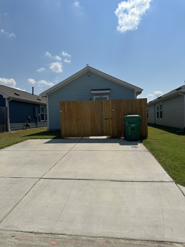 450 Reverie Way in Ferris, TX - Foto de edificio - Building Photo