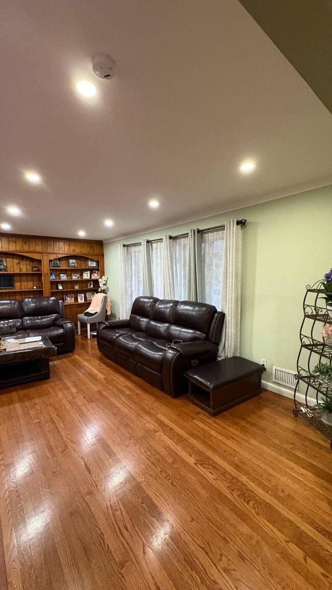 8 Howard St in Hicksville, NY - Building Photo - Building Photo