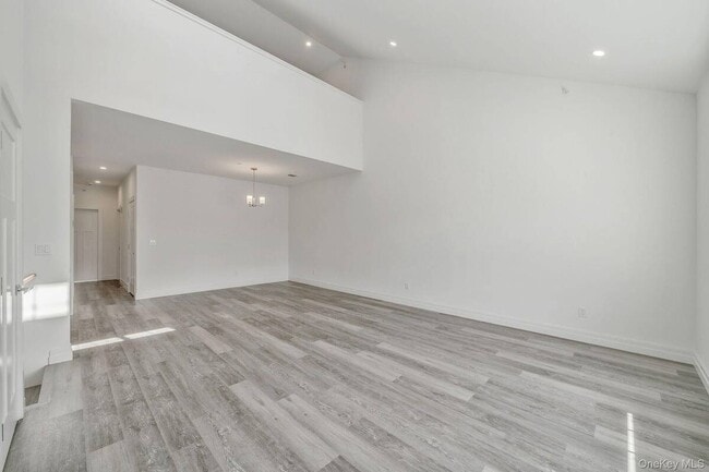 725 Eastview Dr in Central Islip, NY - Building Photo - Building Photo