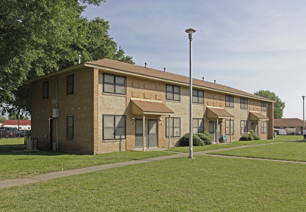 Hemlock Courts in North Little Rock, AR - Building Photo