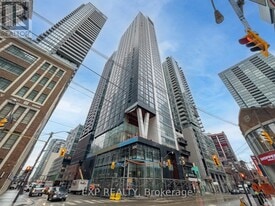 357 King St W in Toronto, ON - Building Photo